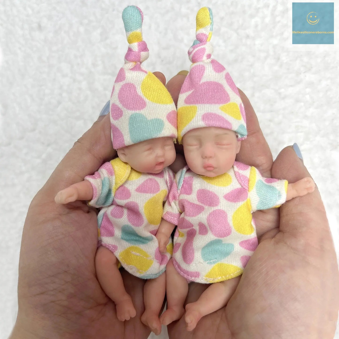 11CM Painted Mini Silicone Palm Girl With 2 Set of Outfits Cute Handmade Full Body Solid Reborn Baby Doll Toys реборн мальчик - lifelikesiliconereborns.com