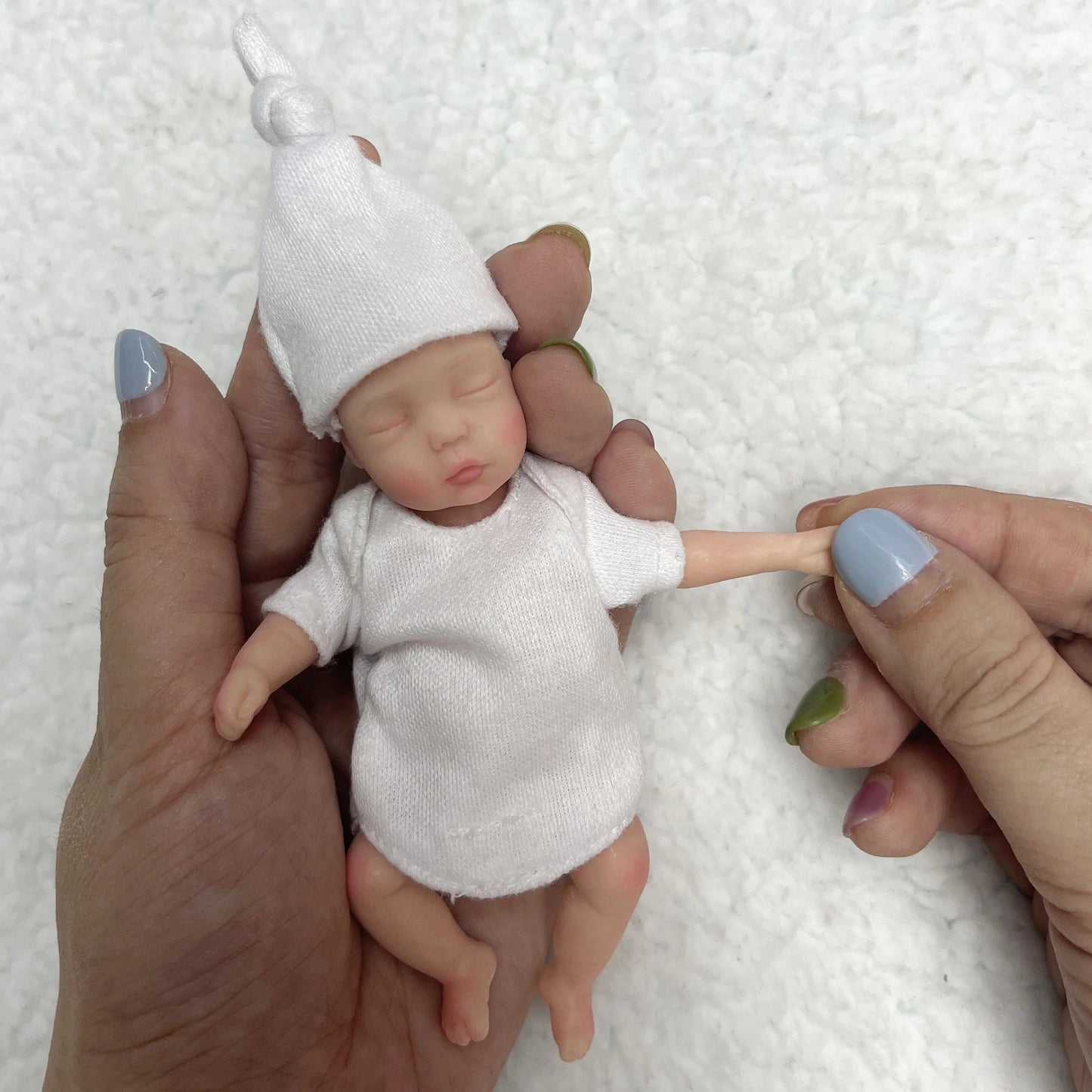 11CM Painted Mini Silicone Palm Girl With 2 Set of Outfits Cute Handmade Full Body Solid Reborn Baby Doll Toys реборн мальчик lifelikesiliconereborns.com