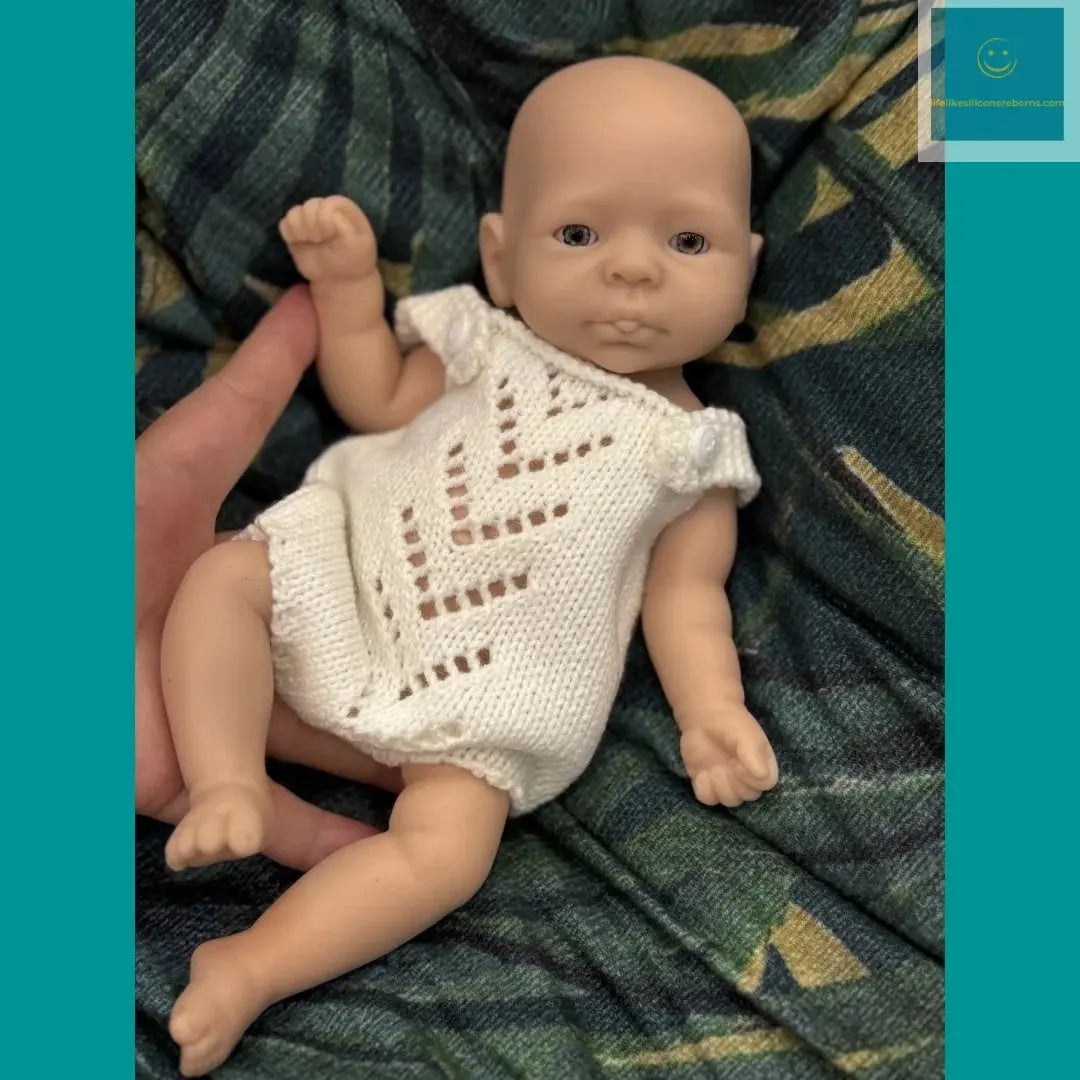 10Inch Open Eyes bebe reborn de silicona Girl Doll With Painted Skin Washable Doll Handmade Soft Touch Newborn Silicone Doll lifelikesiliconereborns.com