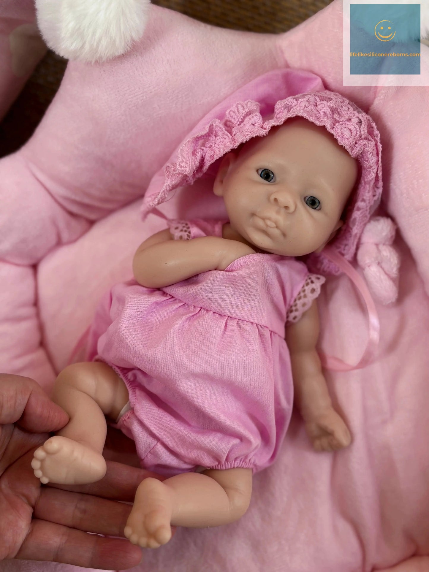 10Inch Open Eyes bebe reborn de silicona Girl Doll With Painted Skin Washable Doll Handmade Soft Touch Newborn Silicone Doll - lifelikesiliconereborns.com