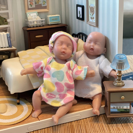 11CM Painted Mini Silicone Palm Girl With 2 Set of Outfits Cute Handmade Full Body Solid Reborn Baby Doll Toys реборн мальчик lifelikesiliconereborns.com