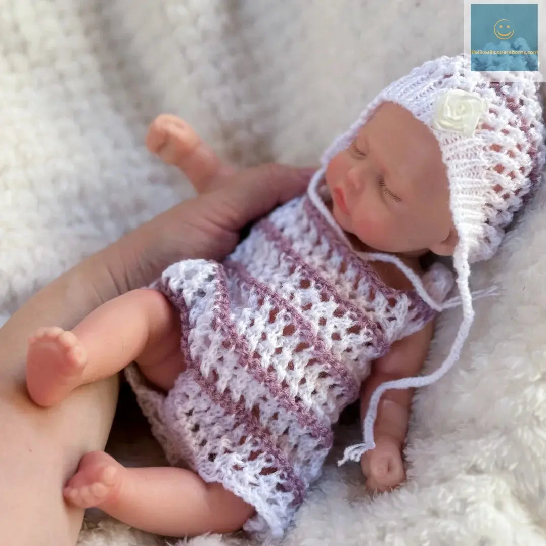 26cm Close Eyes  Washable Full Body muñeca de silicona Girl Doll With Rooted Eyelashes 3D Painted Skin Soft Touch Reborn Doll lifelikesiliconereborns.com